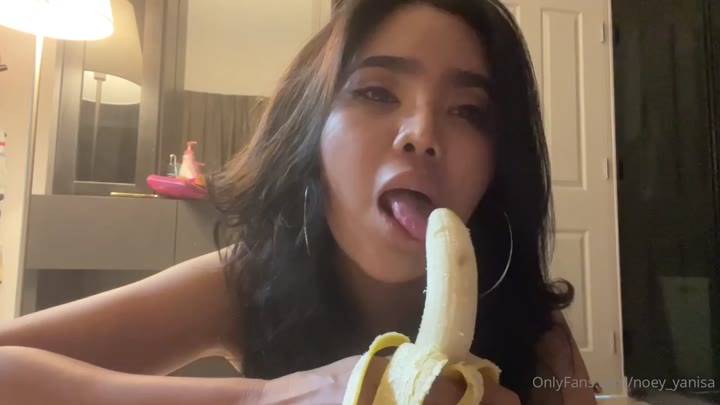 Yanisa Noey – Sucking Banana