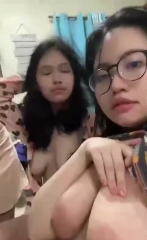 Pamer Tetek Bareng Sahabat