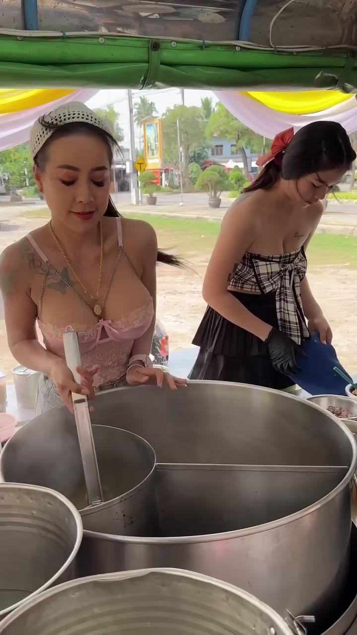 She Serves The Most Tastiest Pork Noodle in Thailand