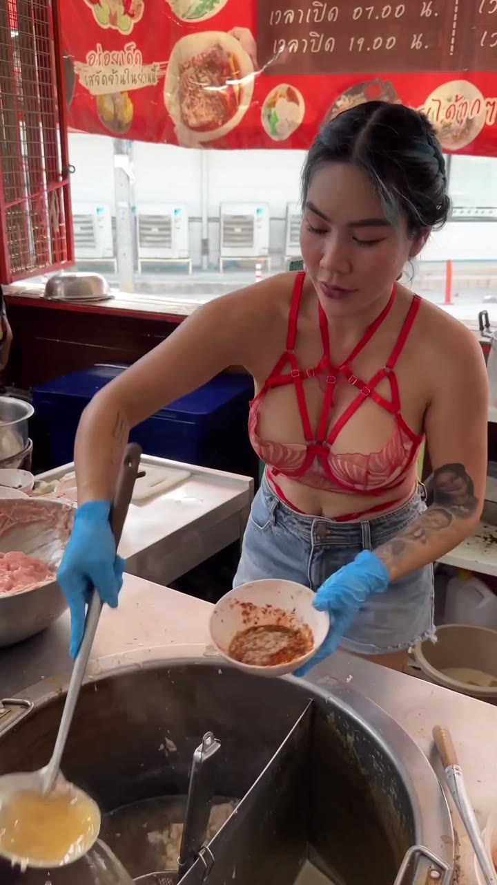 She Cooks The Most Delicious Meat Noodle Soup In Thailand