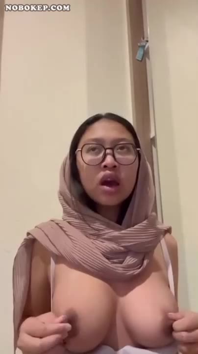Bokep Indo Hijab Kacamata Buat Konten Colmek