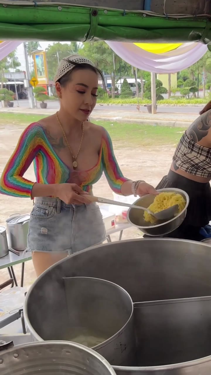 The Most Famous Noodle Lady In Thailand