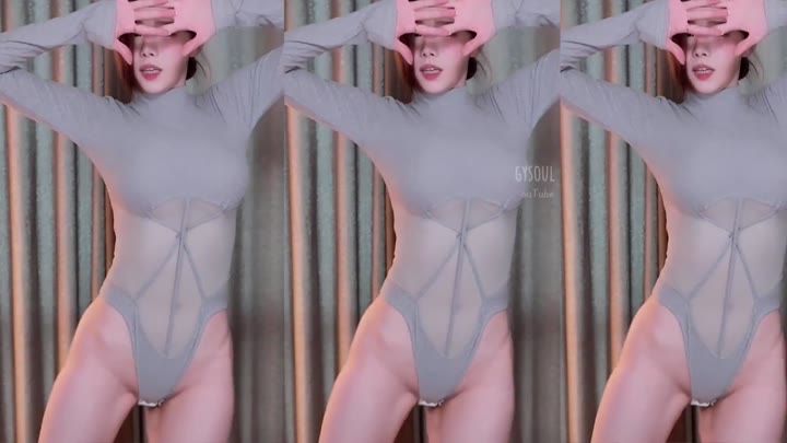 Korean BJ Haemjjing changes outfits quickly