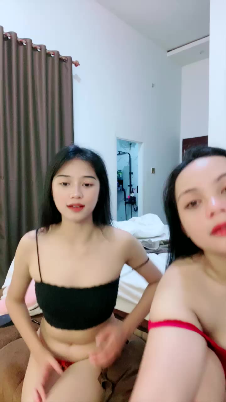 Duo Keponakan Tante Kina Saling Pamerin Uting Telanjang Dada