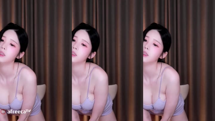 Korean BJ challenges viewers on beach scenery