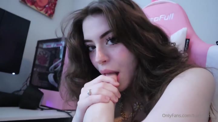 Hannahowo’s Leaked Feet Licking Video Seduces