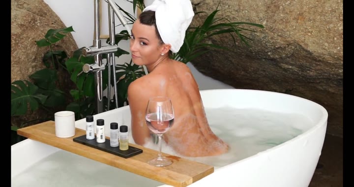 Anna Zapala Nude Bathing Video Leaked