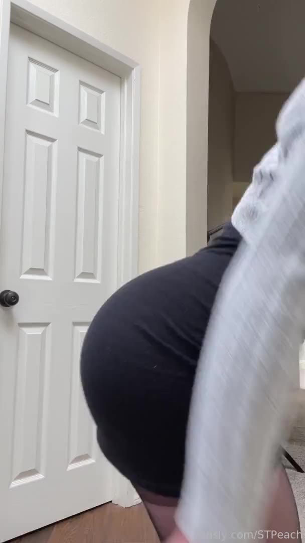 STPeach Spanks Ass in New Video