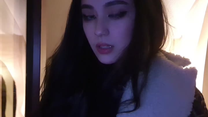 JadeyAnh Smoking Cigarette again after stoping for 1 year