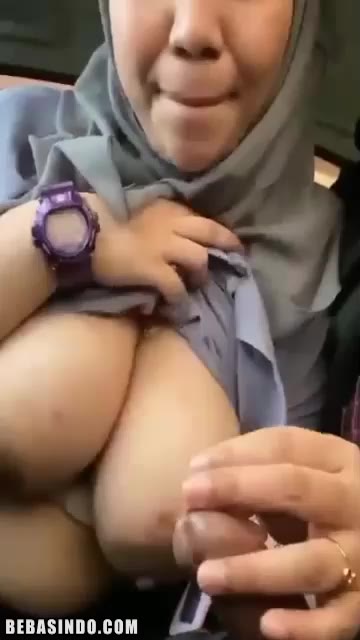 Intimate Encounter: Asian Hijab Mistress Cheats in Her Car