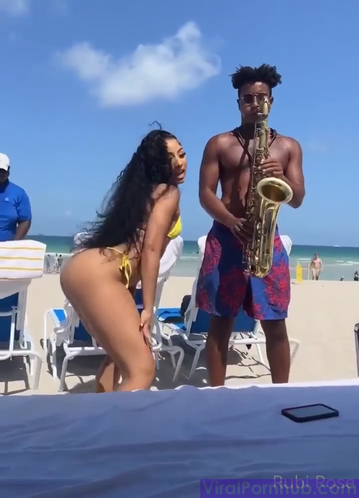 Rubi Rose OnlyFans Outdoor Twerking Porn Video 1