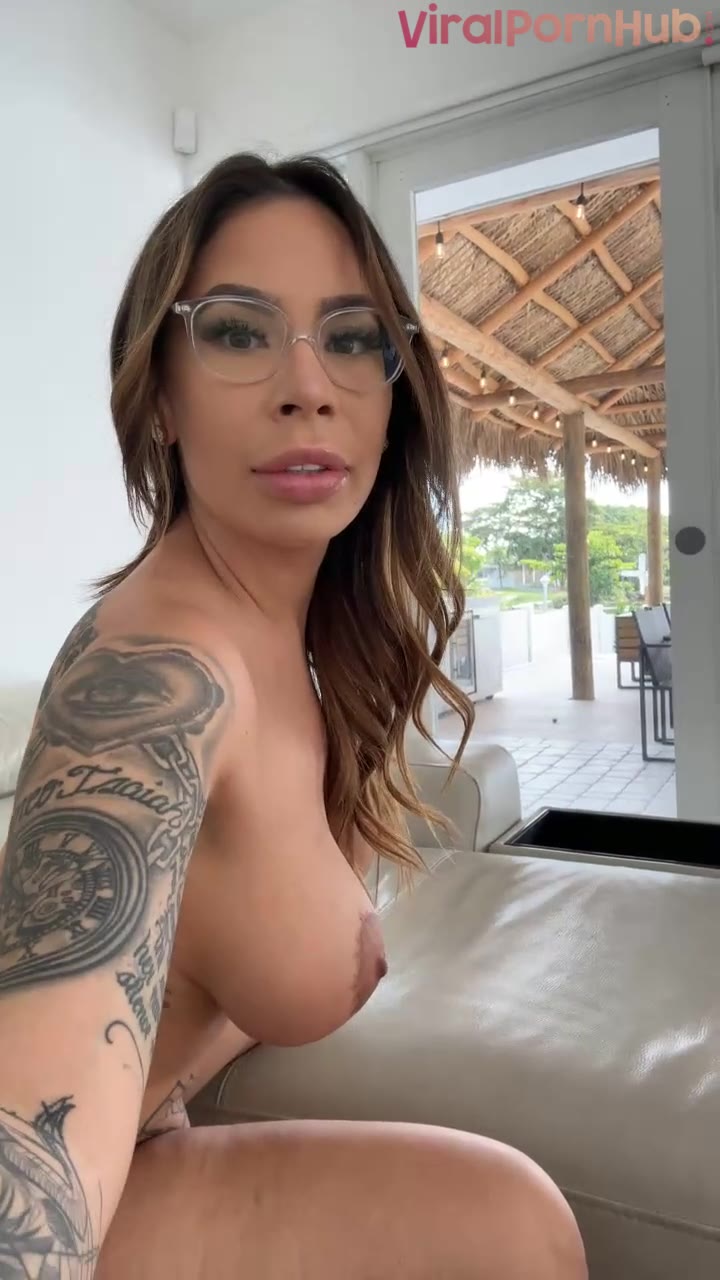 Blahgigi Nerdy Showing Off her Massive Tits and Booty After Getting Naked in Live Video