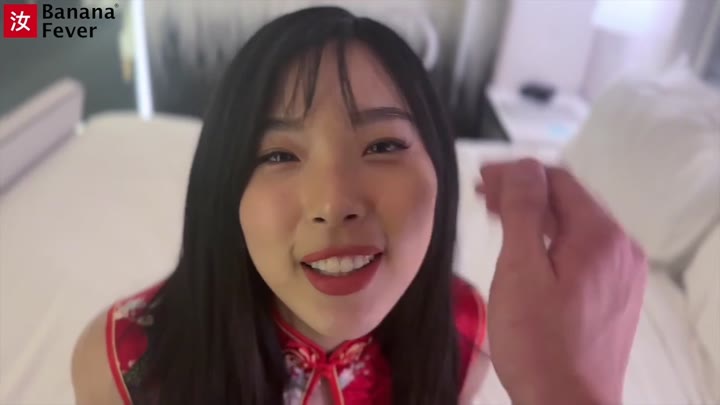 Hot Korean ABG Elle Lee Gets Her Lunar New Year Present from Her Chinese Fan