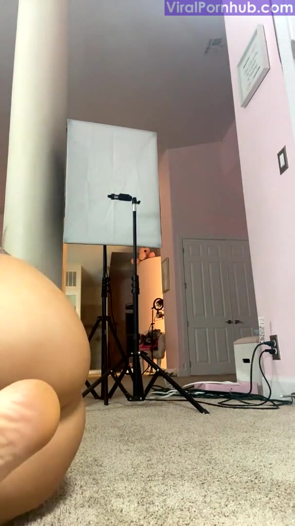 Linsey Donovan Pussy Reveal Livestream Video Leaked
