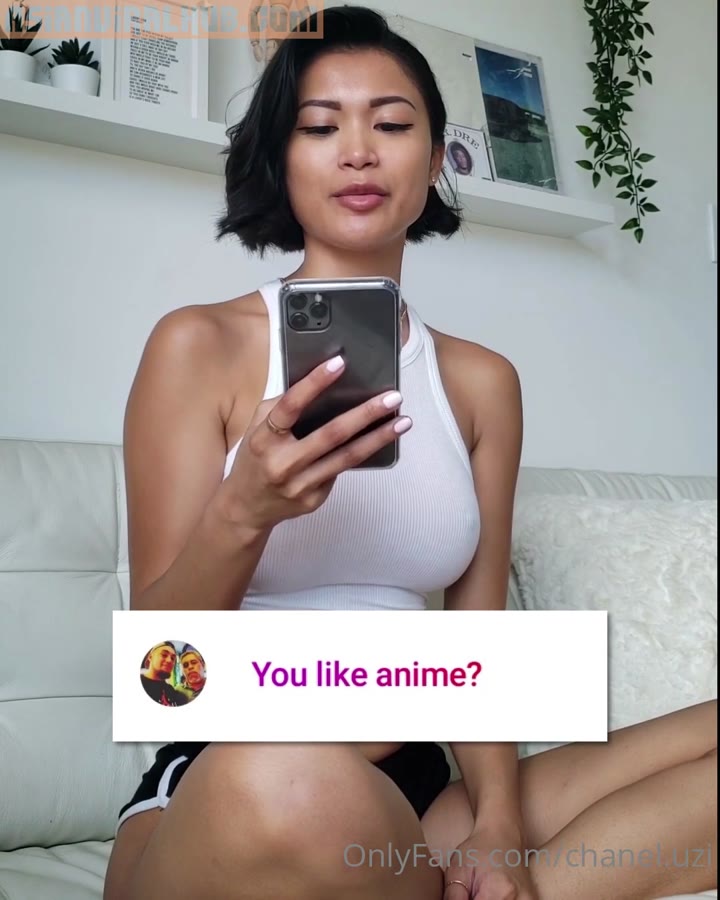 Chanel Uzi Gets Exposed her Nipples While Talking to her Fans in Live Onlyfans Video