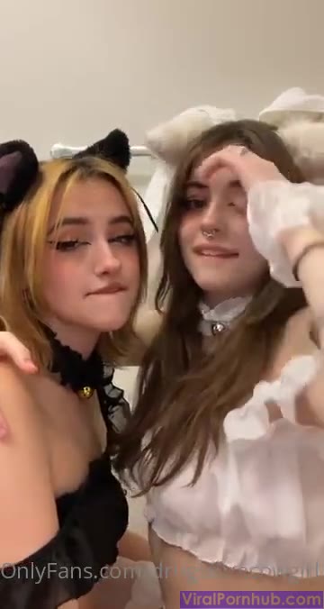 Hannahowo Lesbian Kissing