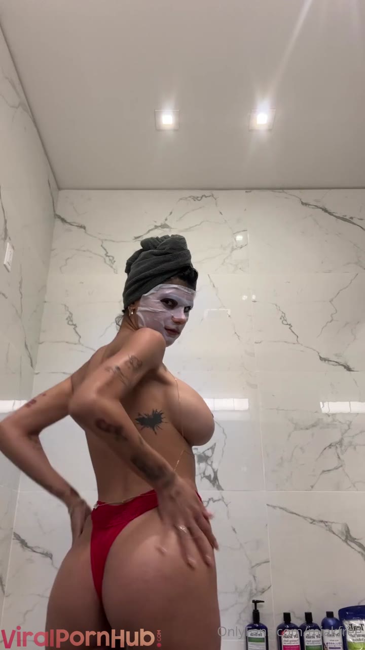 Mia Khalifa Lotioning her Tits and Booty in Onlyfans Live Video