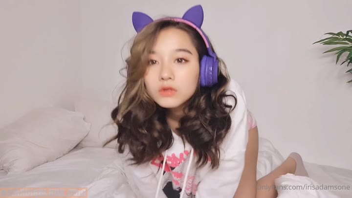 Irisadamsone Pretty teen Shows Off Thicc Ass Bending On bed In Doggystyle Onlyfans Video