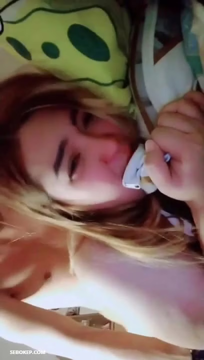 Neisia Wanita Gemoy Pirang Kena Ewe Doggy Mendesah