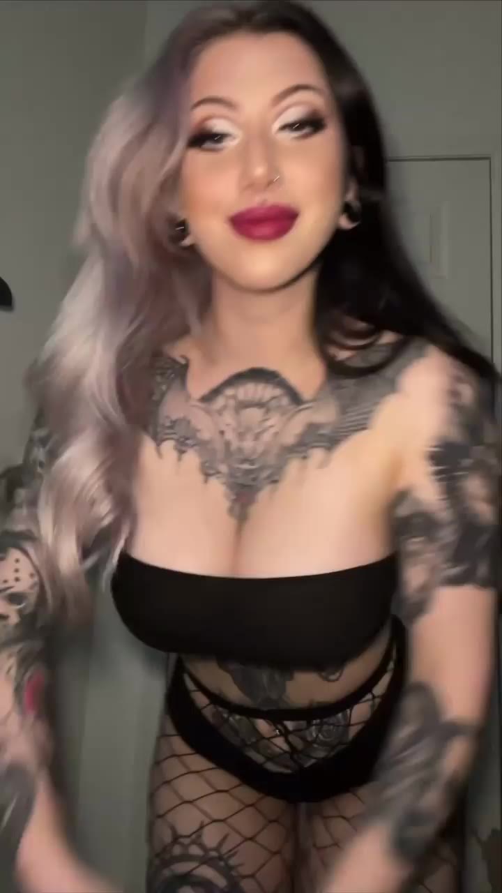 Watch RavenGriim Shows Fiery Body on OnlyFans