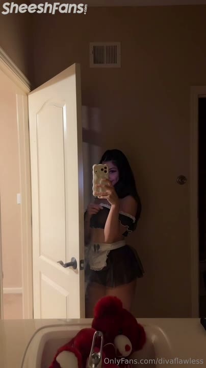 Watch DivaFlawless Fingering Herself in a sexy costume