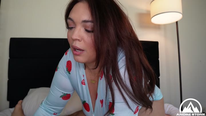 Watch Scarlett Venom Curvy Stepsis Seduces You in Her Sexy Pajamas