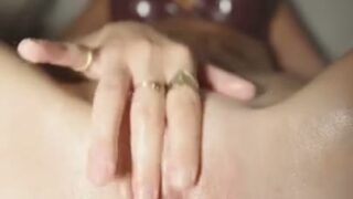 Layla Roo Fansly Oil Body & Fingering Pussy