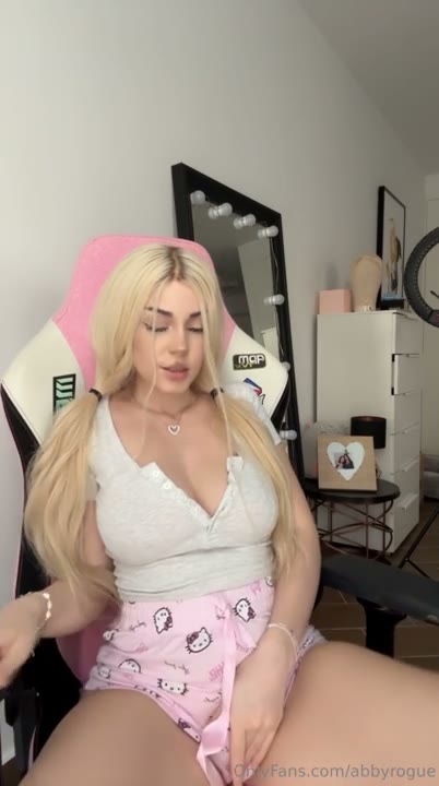 Watch Mellooow Pleasures Herself With Her Fingers And Dildo